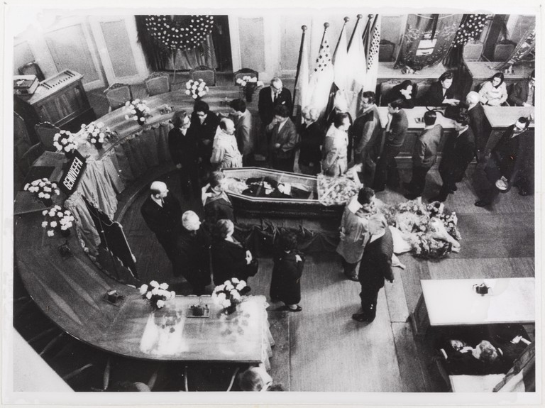 Gattatico-Reggio Emilia, 27-30 marzo 1970, Funerali di Alcide Cervi, camera ardente di Alcide nella Sala del Tricolore di Reggio Emilia, picchetto d'onore